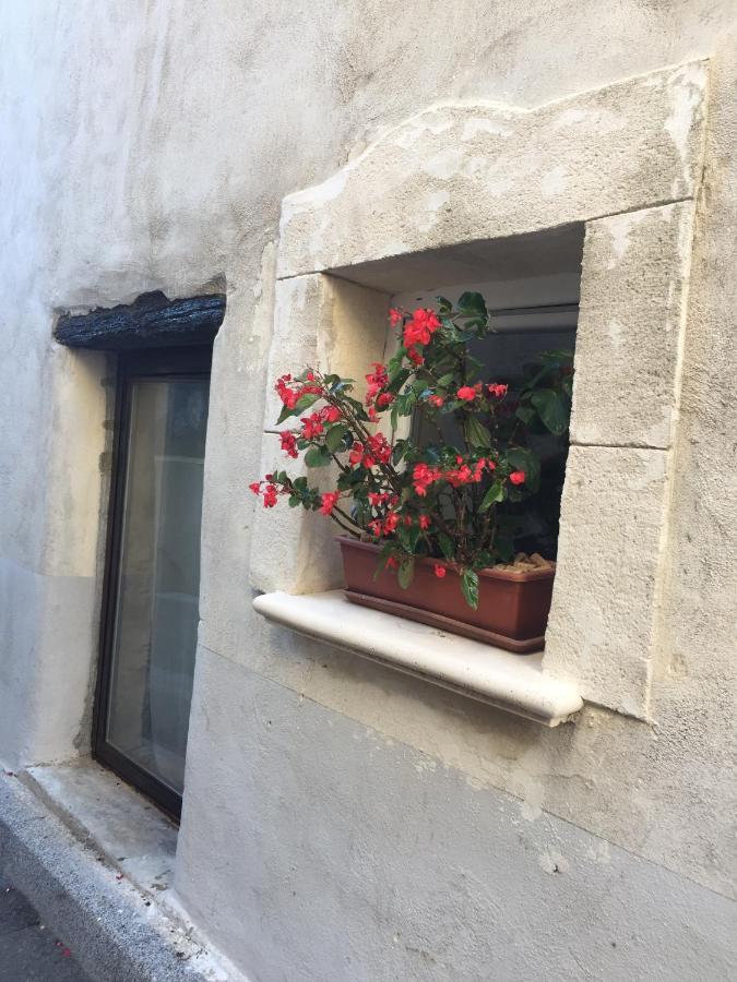 Chambre D Hote De Charme Avec Plein D Authenticite Du 13 Eme Siecle Châteauneuf-du-Pape Buitenkant foto